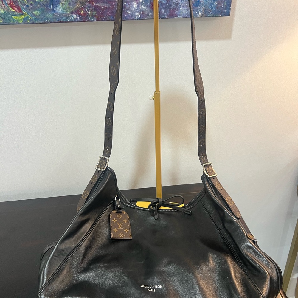Louis Vuitton Carryall VIBE MM in lambskin & monogram canvas shoulder bag 2025 - Picture 4 of 16
